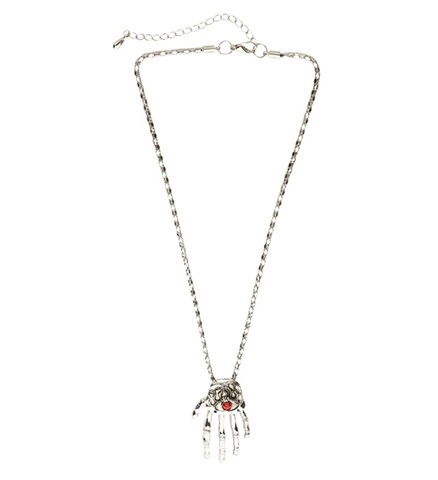 Collier main de squelette avec pierre rouge 2