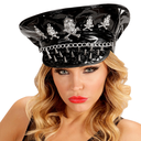 Casquette de rocker en vinyl cloutée avec crânes et chaines 
