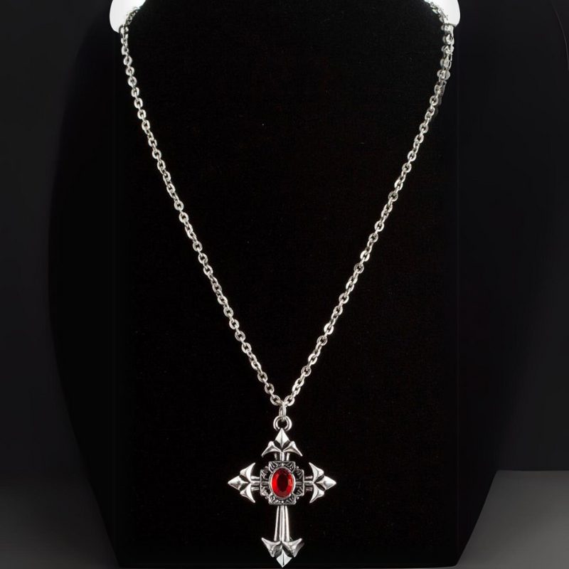 Collier gothique avec pierre rouge