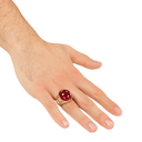 Bague dorée avec pierre rouge