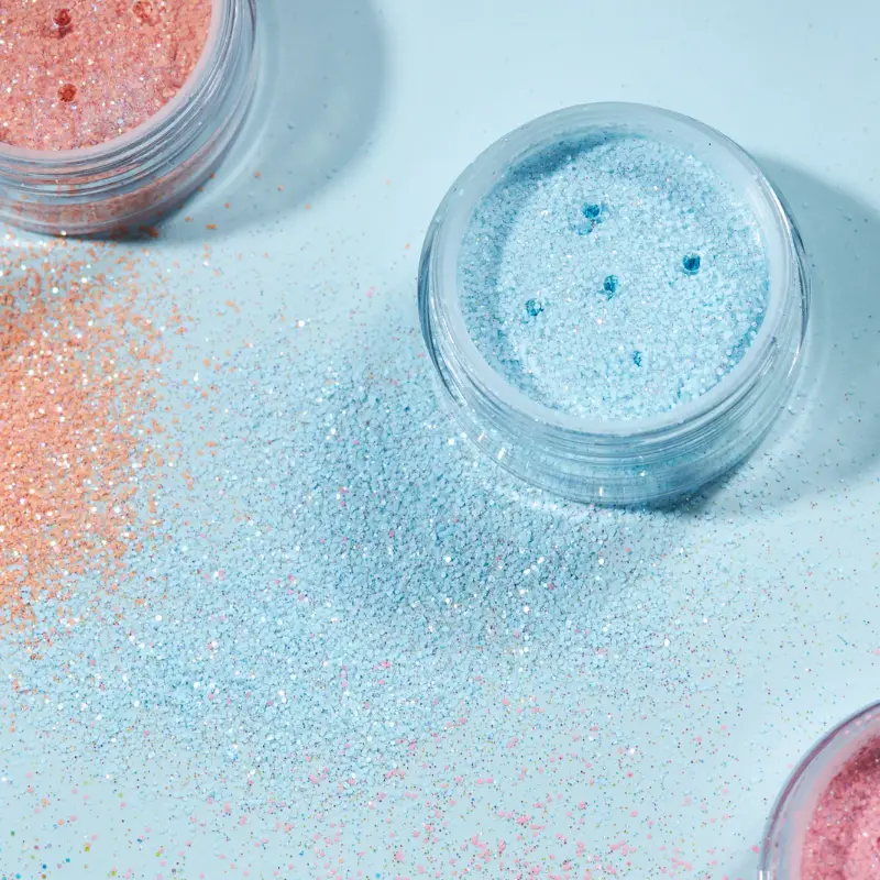 Paillettes fines bleues pastel en pot
