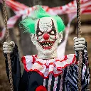 clown effrayant sur balançoire