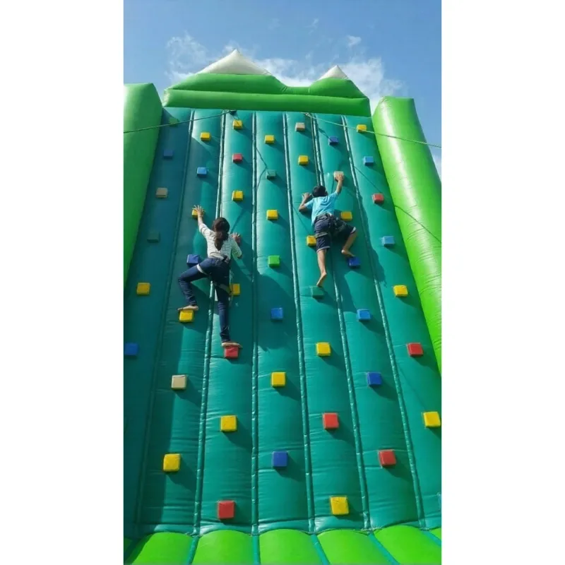Structure Gonflable Le Mur d Escalade Photo en Action.webp