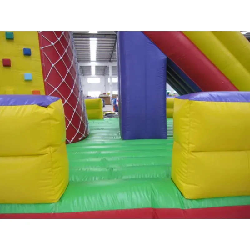 Structure-Gonflable-Toboggan-Géant-Mur-d_Escalade-Photo-Sol.webp