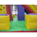 Structure-Gonflable-Toboggan-Géant-Mur-d_Escalade-Photo-Sol.webp