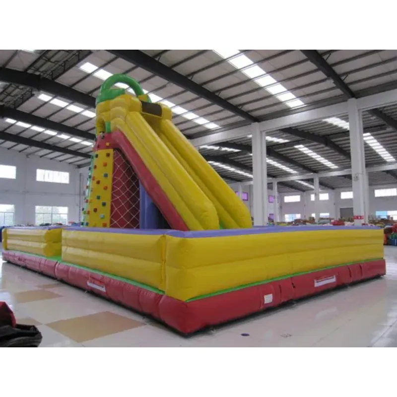 Structure-Gonflable-Toboggan-Géant-Mur-d_Escalade-Photo.webp