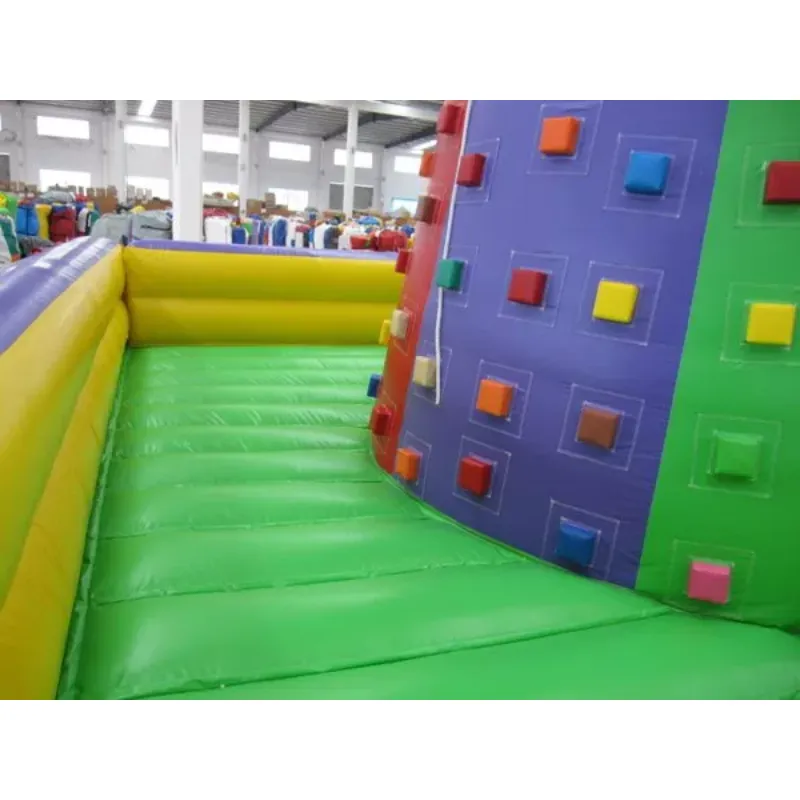 Structure-Gonflable-Toboggan-Géant-Mur-d_Escalade-Photo-Sol-2.webp