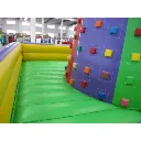 Structure-Gonflable-Toboggan-Géant-Mur-d_Escalade-Photo-Sol-2.webp