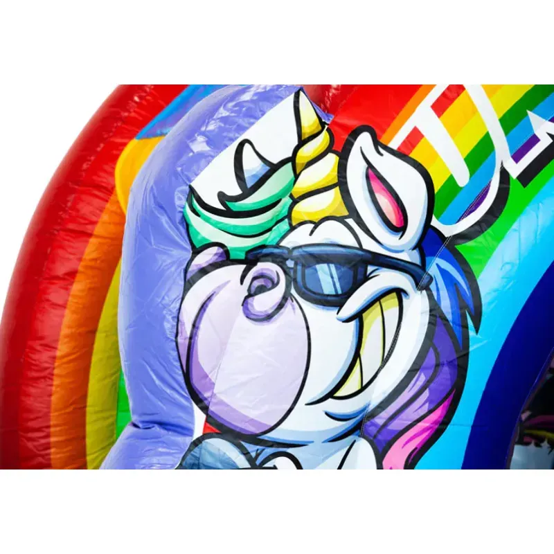 Structure Gonflable Licorne avec obstacles.webp