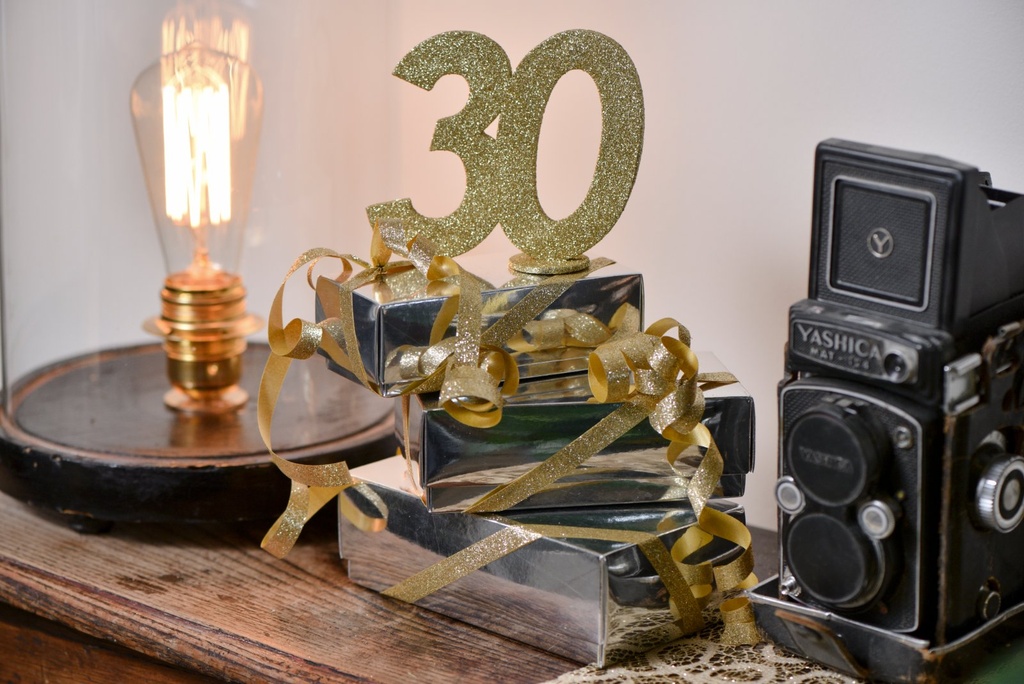Centre de table 80 ans paillettes or