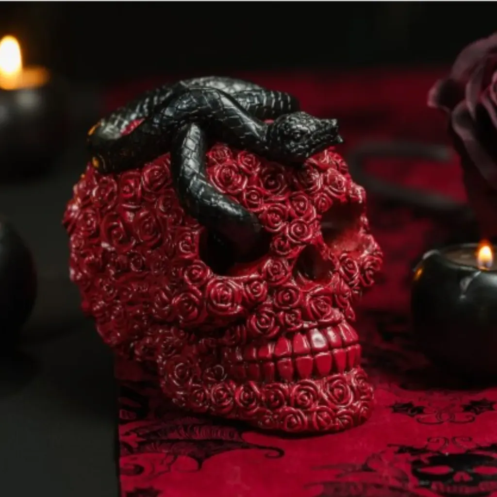 Tête de mort en roses et serpent