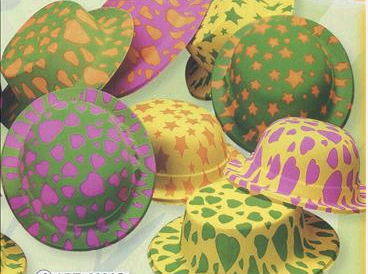 Chapeau Melon Fluo en PVC avec Cœurs et Étoiles Assorties