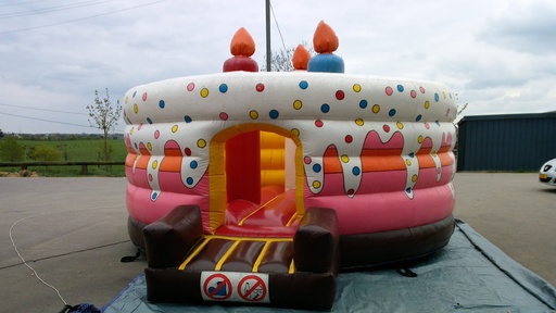 [A007 - Birthday Cake] Château gonflable Birthday Cake - Location